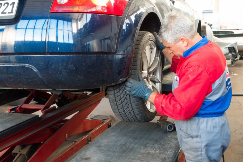 ecommerce-TOURRETTES SUR LOUP-min_auto_repair_repair_lift_auto_mechanic_work_clothes_master_professional_man_of_the_fold-685629