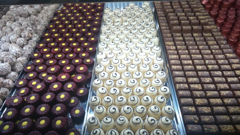 ecommerce-TOURRETTES SUR LOUP-min_chocolates_milk_chocolate_white_chocolate_truffles_candy_food_treat_cacao-1213769