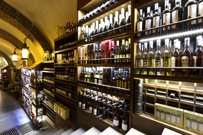 ecommerce-TOURRETTES SUR LOUP-min_world_street_travel_shop_canon_georgia_wine_bottles-429767